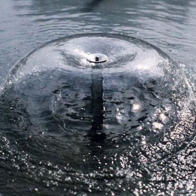 De grote DN50-Pijp van de de Klokfontein van het Messingswater